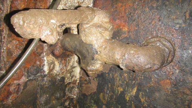 Broken pipe in the Confederate submarine Hunley