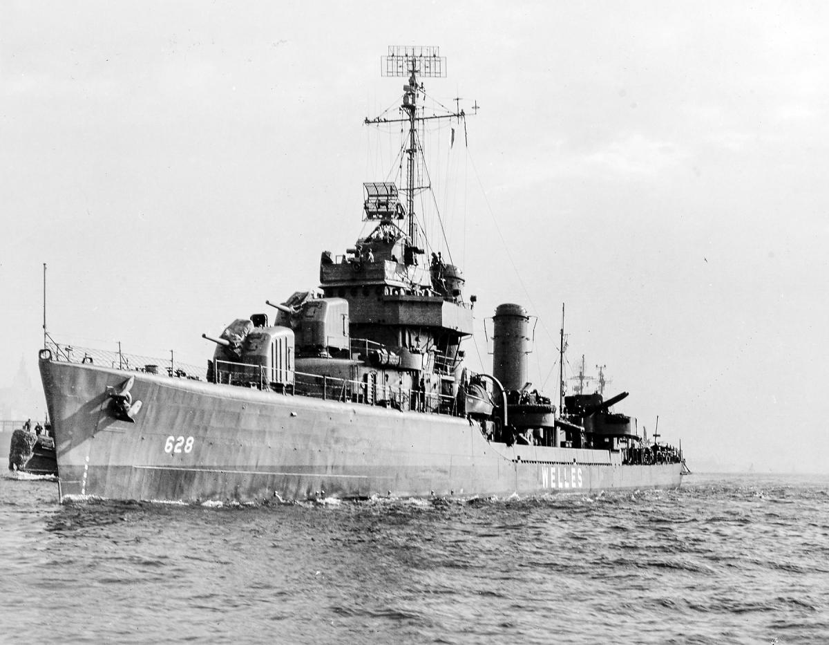 view of the USS Welles (DD-628) underway shortly after the end of World War II.