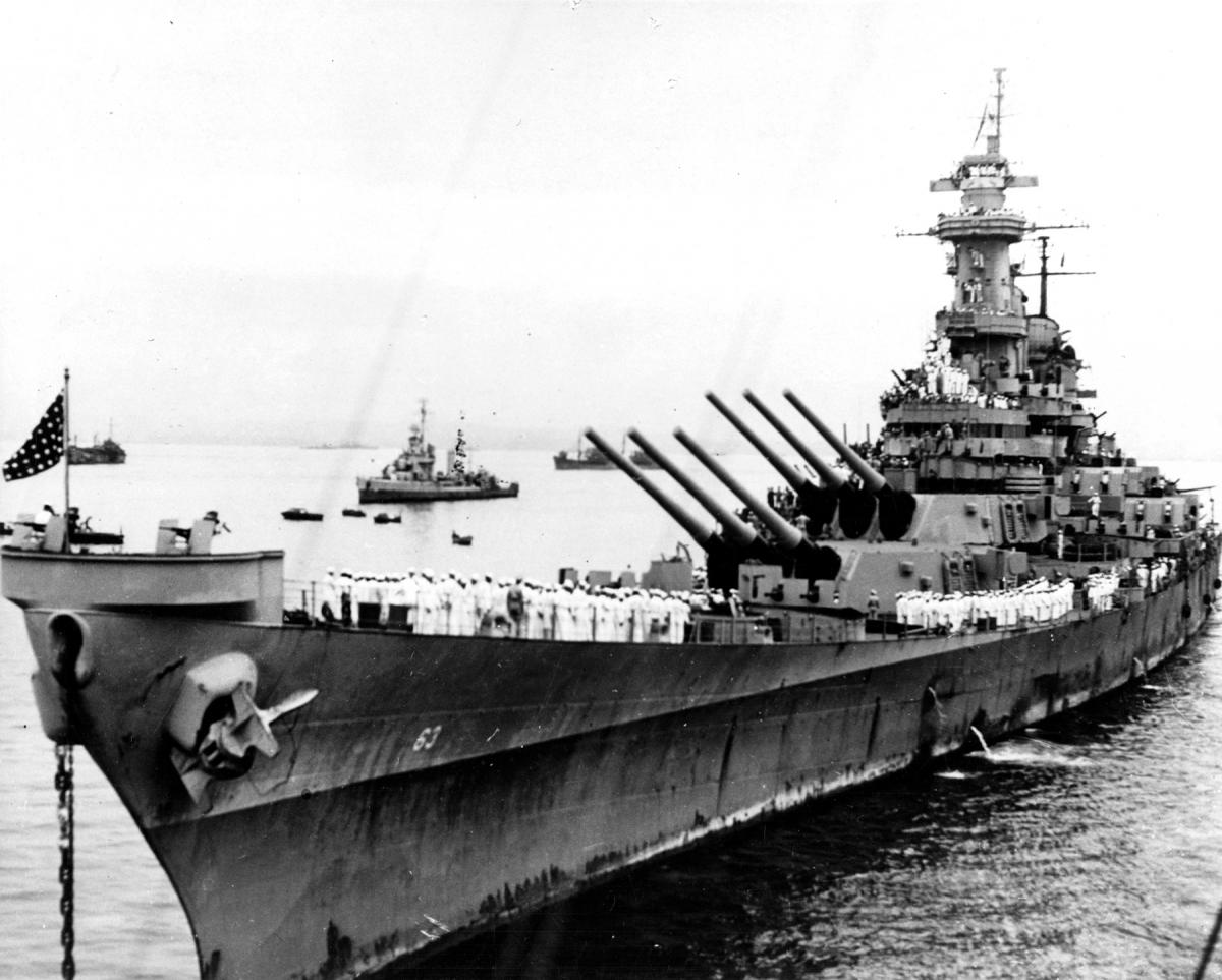 Port bow view of the battleship USS MIssouri (BB-63) at anchor in Tokyo Bay in 1945.