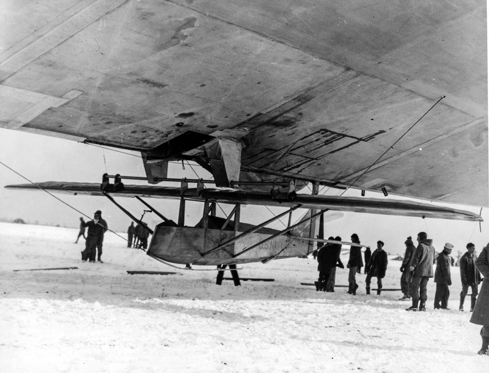 Then-Lieutenant Commander Barnaby's Prüfling Glider on the underside of the USS Los Angeles (ZR-3), 31 January 1930.