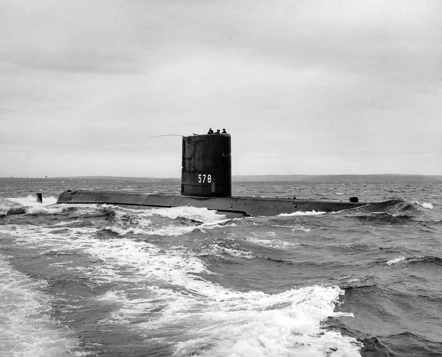 Surface starboard bow view of the USS Skate (SSN-578) underway