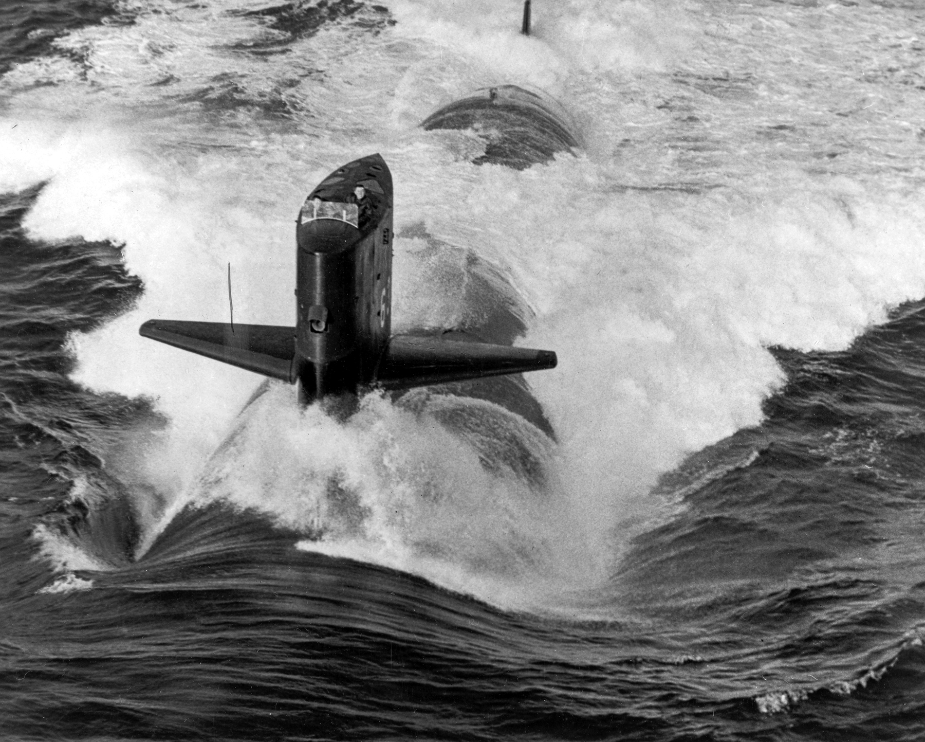 Port bow view of the USS Sturgeon (SSN-637) underway