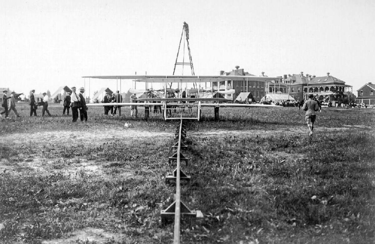Monorail and catapult starting device used to launch the original Wright flyer