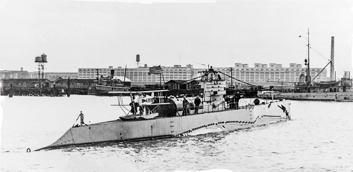 USS S-1 (SS-105) With a Martin MS-1 scouting floatplane on her after deck.