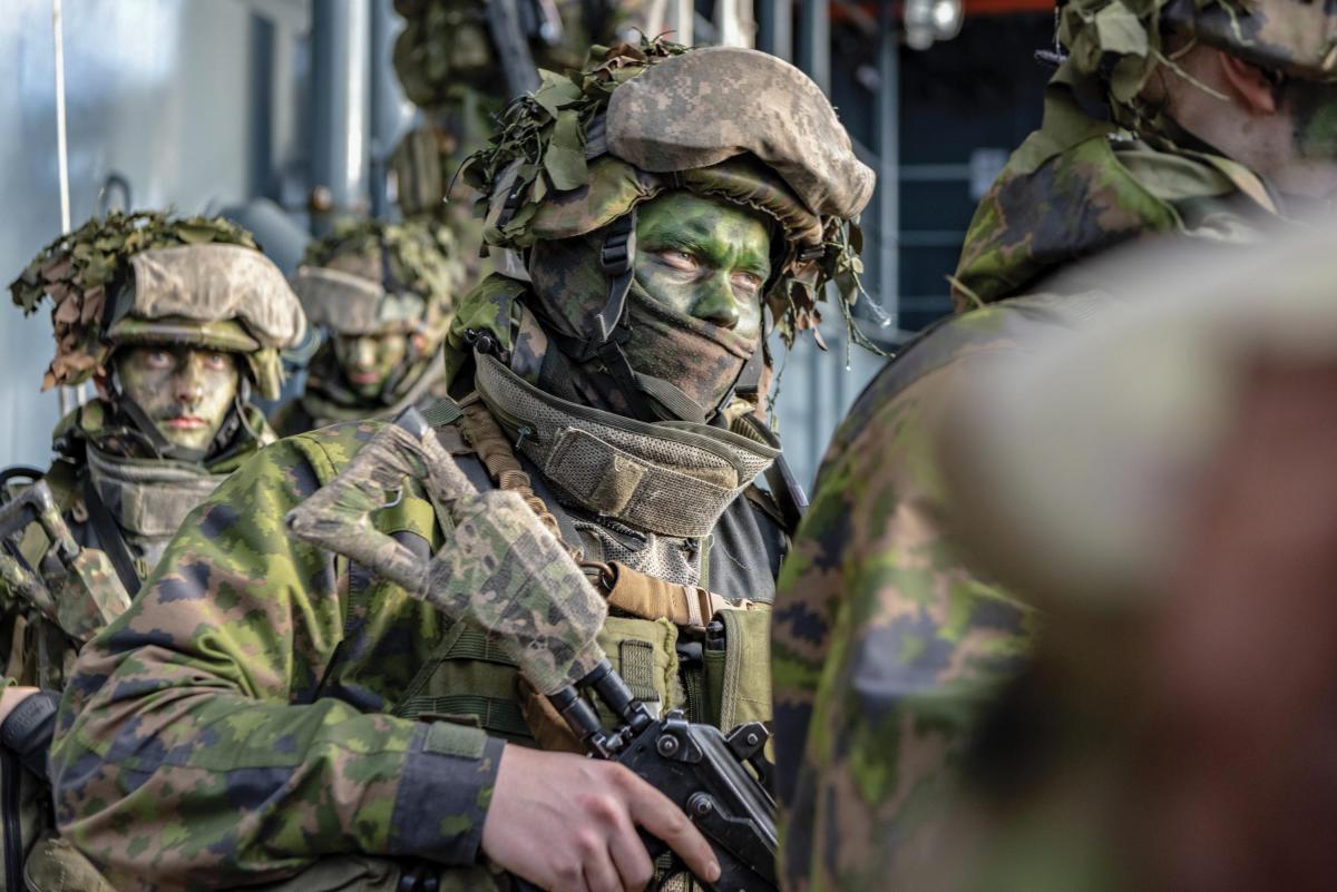 Finnish troops from the Nyland Brigade , Vasa Coastal Jaeger Battalion based in Raasepuri, embark aboard HNLMS Johan de Witt