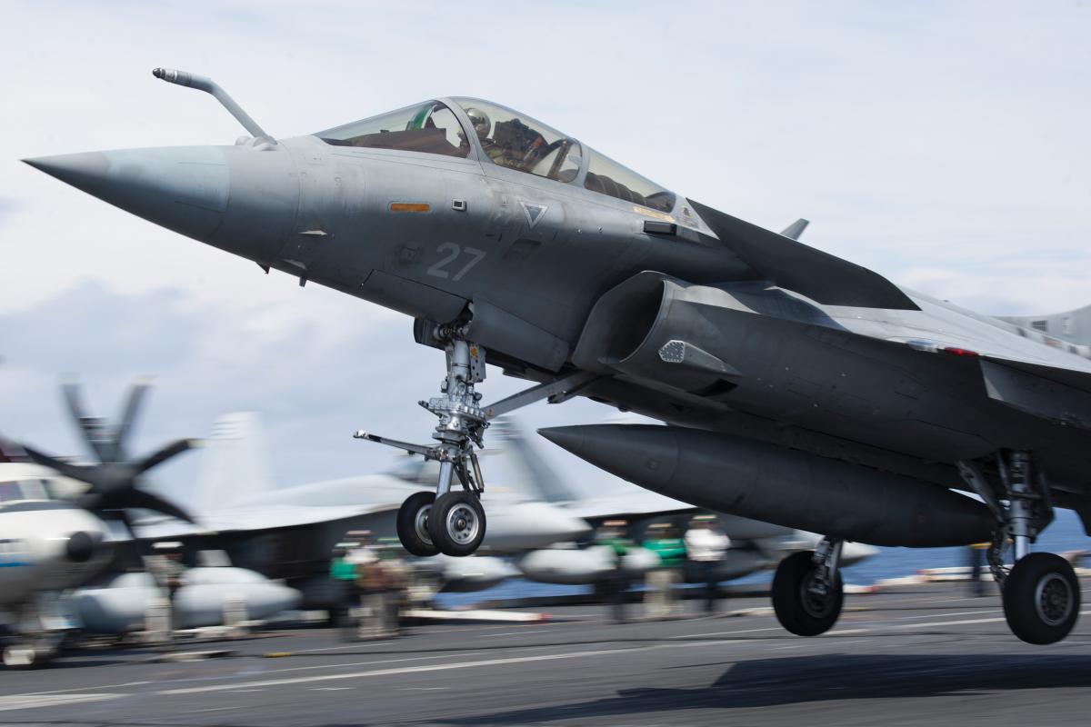 A Dassault Rafale-M fighter lands on the aircraft carrier USS Harry S. Truman (CVN-75) as part of Chesapeake 2018
