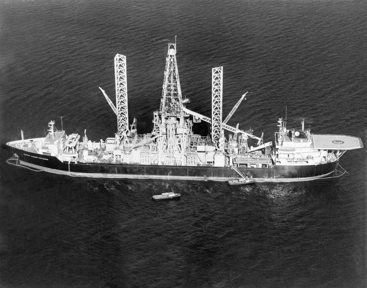 Aerial port broadside view of the U.S. lift ship Hughes Glomar Explorer 