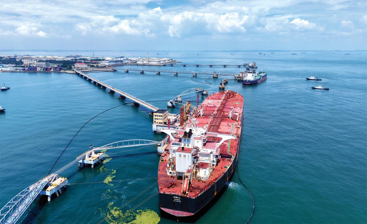 Một tàu chở dầu đang dỡ dầu thô nhập khẩu tại nhà ga ở Thanh Đảo, Trung Quốc, vào tháng 8 năm 2025. Trung Quốc nhập khẩu gần ba phần tư lượng dầu tiêu thụ, và mặc dù con số này chỉ chiếm 20% tổng năng lượng của cả nước, nhưng nó lại vô cùng quan trọng đối với bất kỳ nỗ lực chiến tranh nào đang diễn ra.