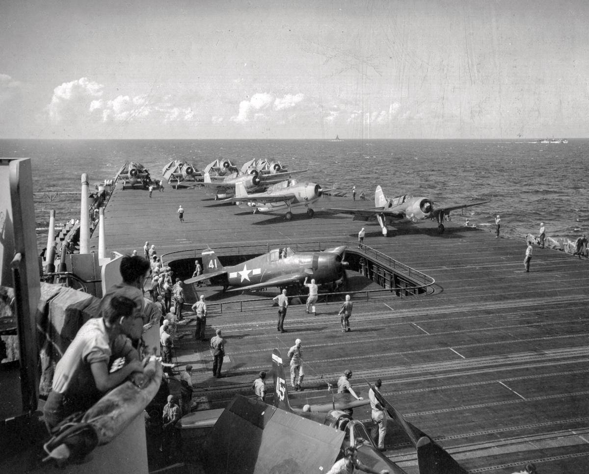 Aircraft on the deck of the USS Essex on 22 October 1944