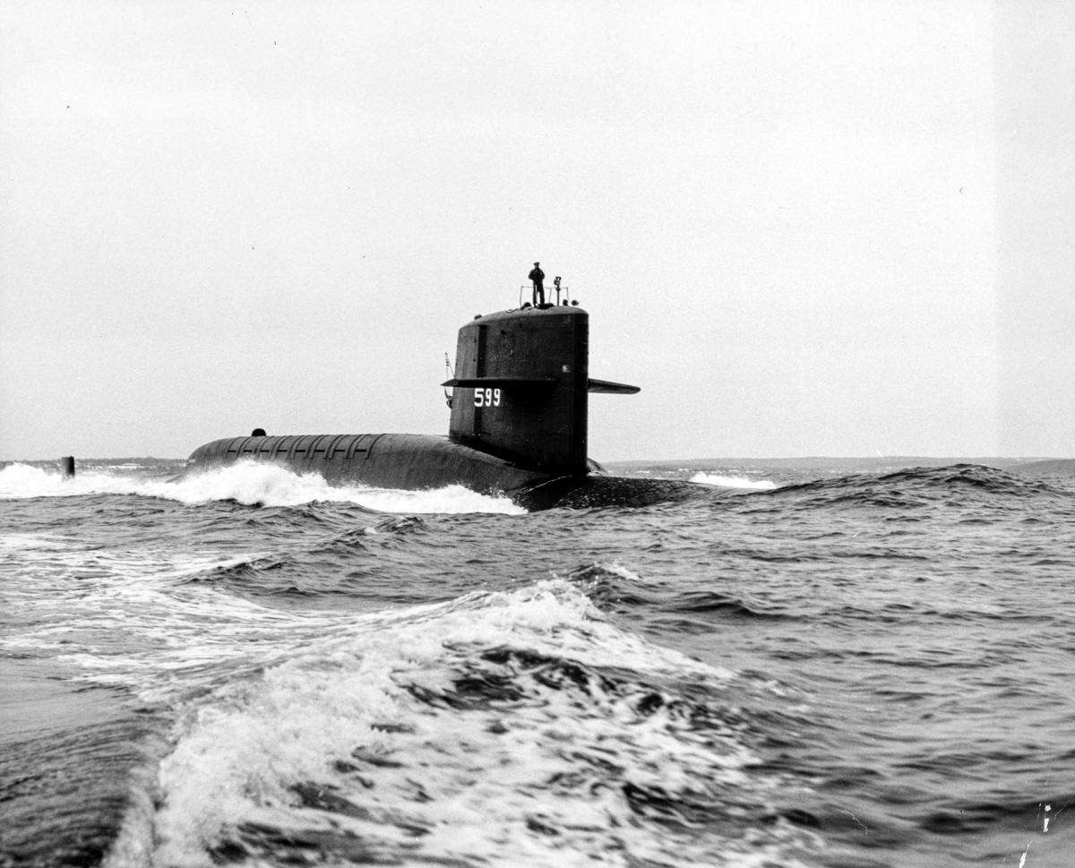 Surface starboard bow view of the USS Patrick Henry (SSN-599) underway