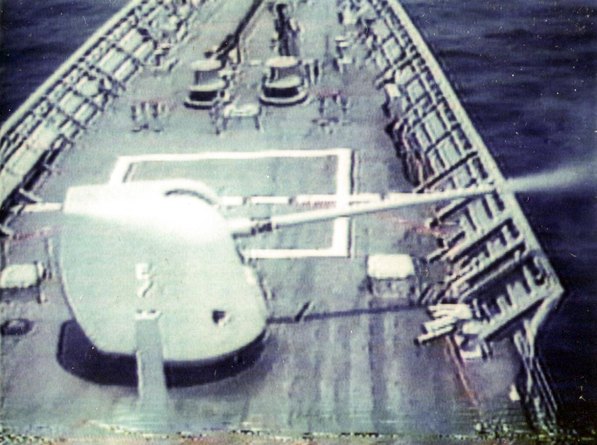 USS Vincennes (CG-49) firing its forward 5-inch gun