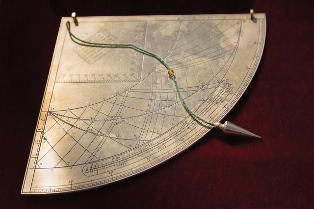 The quadrant was a simple antecedent to the sextant. The quarter-circle scale allowed direct readings of the altitude of stars above the horizon to help determine latitude.