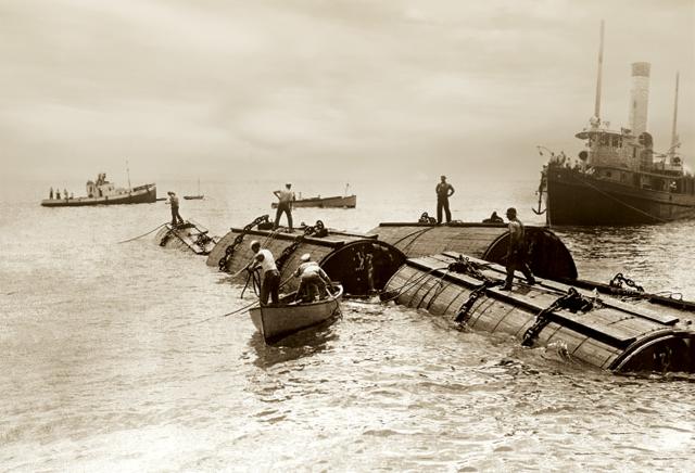 Salvage pontoons lift the final pieces of the USS F-4 (SS-23) off Honolulu
