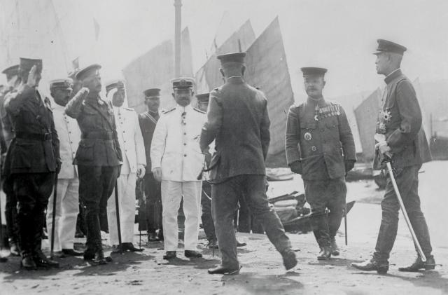 General Oi Shigemoto greets the commander of Japanese forces in Siberia.
