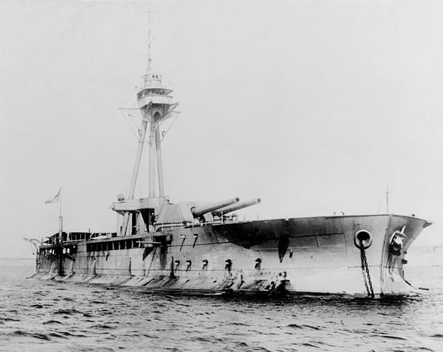 The large-gun monitor HMS Abercrombie in 1915. The 15-foot-wide antitorpedo bulge that surrounds the hull is evidenced by the outward slope of the hull near the waterline.