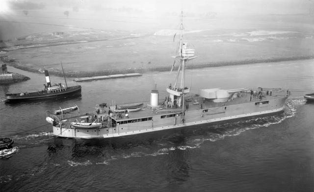 HMS Raglan leaving the Harland & Wolff shipyard where she was built. The U.S.-manufactured 14-inch guns of the Abercrombie class were originally intended for the Greek battlecruiser Salamis.