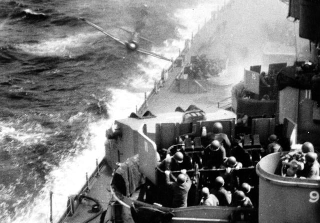 A Zero zooms in for its headlong crash into the USS Missouri (BB-63) on 11 April 1945. Vice Admiral Lloyd Mustin blamed this hit on the ship’s practice of using light antiaircraft directors, such as the Mk 51 in the right foreground, to control the ship’s 5-inch guns. 