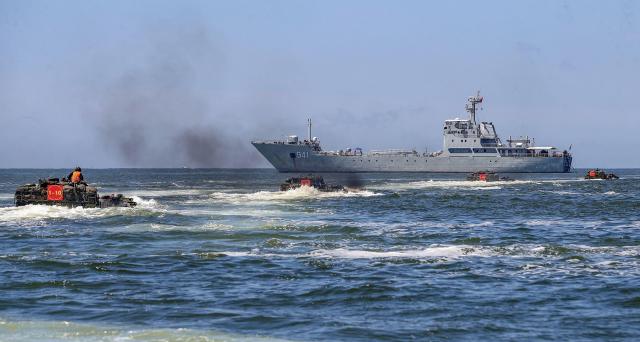  PLA and PLAN conduct a live-fire amphibious assault drill
