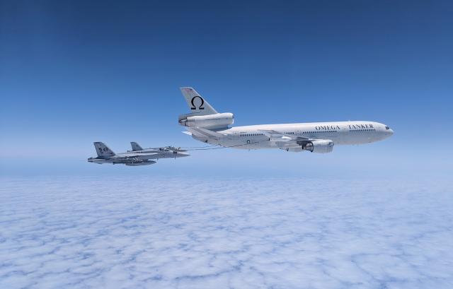 Two F/A-18E Super Hornets assigned to Strike Fighter Squadron 14 refuel simultaneously off an Omega tanker, 4 May 2018.