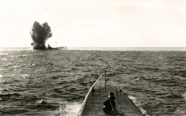 After two days, the captains of both vessels agreed there was no hope of freeing the O-19. After removing the Dutch sailors, the Cod destroyed the O-19 with two scuttling charges, two torpedoes, and 16 rounds from her 5-inch deck gun.