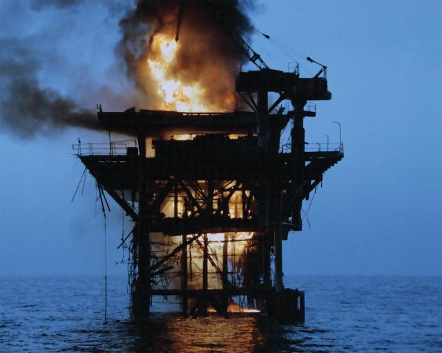 19 October 1987: The Iranian oil platform Rostam is ablaze after being shelled by four U.S. Navy destroyers in response to an Iranian missile attack on a reflagged Kuwaiti super tanker.