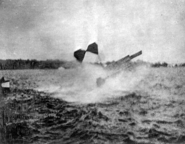Curtiss A-1 Pusher aircraft crashing into the Severn, 1912