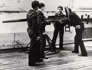 Apprentice seamen drill with a six-pounder rapid-fire Hotchkiss gun on board the training ship Monongahela in 1891. Note the gunner’s left shoulder against the padded bar. The Driggs-Schroeder design (opposite, bottom left) replaced the bar with a kind of gunstock.