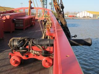 A long 12-pounder cannon on board the replica French frigate l’Hermione. Note the wheels that make traversing the barrel difficult.