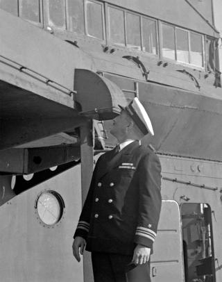 A poignant reunion: Lieutenant Commander Charles Lewis Best, who had served as the Stewart’s commanding officer during the 1920s, pays his old ship one final visit before her scuttling.