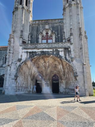 The Museu de Marinha occupies the west wing of the famous Monastery of Jerónimos. Founded by King Luis in July 1863, it holds more than 17,000 items, 2,500 of which are part of the permanent exhibition.