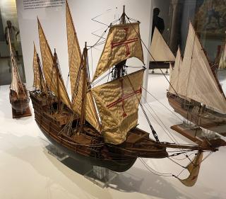 The museum is bursting with artifacts, exquisite ship models, navigation tools, weapons, uniforms, and maps. Display descriptions are in Portuguese and English.