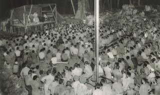 U.S. and Kiwi servicemen crowd the inaugural show at the Seabee-built Sea Beejou theater on the Treasuries’ Stirling Island in early February 1944. Appearing was the popular New Zealand traveling variety show Kiwi Concert Party.