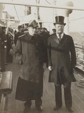 Admiral Evans and President Theodore Roosevelt on board Roosevelt’s yacht, the Mayflower. On Evans’ death in 1912, Roosevelt proclaimed the Navy had never had a man “who more thoroughly and joyously welcomed a fight.”