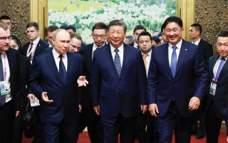 Ngày 2 tháng 9 năm 2025, Chủ tịch Trung Quốc Tập Cận Bình, Tổng thống Nga Vladimir Putin và Tổng thống Mông Cổ Ukhnaa Khurelsukh đã có cuộc gặp ba bên tại Đại lễ đường Nhân dân ở Bắc Kinh, Trung Quốc. Tham vọng thâu tóm nguồn tài nguyên khổng lồ của Trung Quốc tại lục địa Á-Âu thể hiện rõ nhất trong mối quan hệ với Nga.