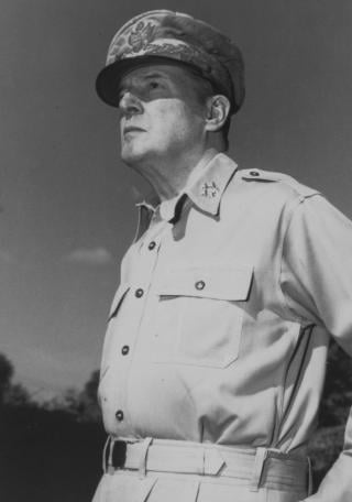 Douglas MacArthur 1945