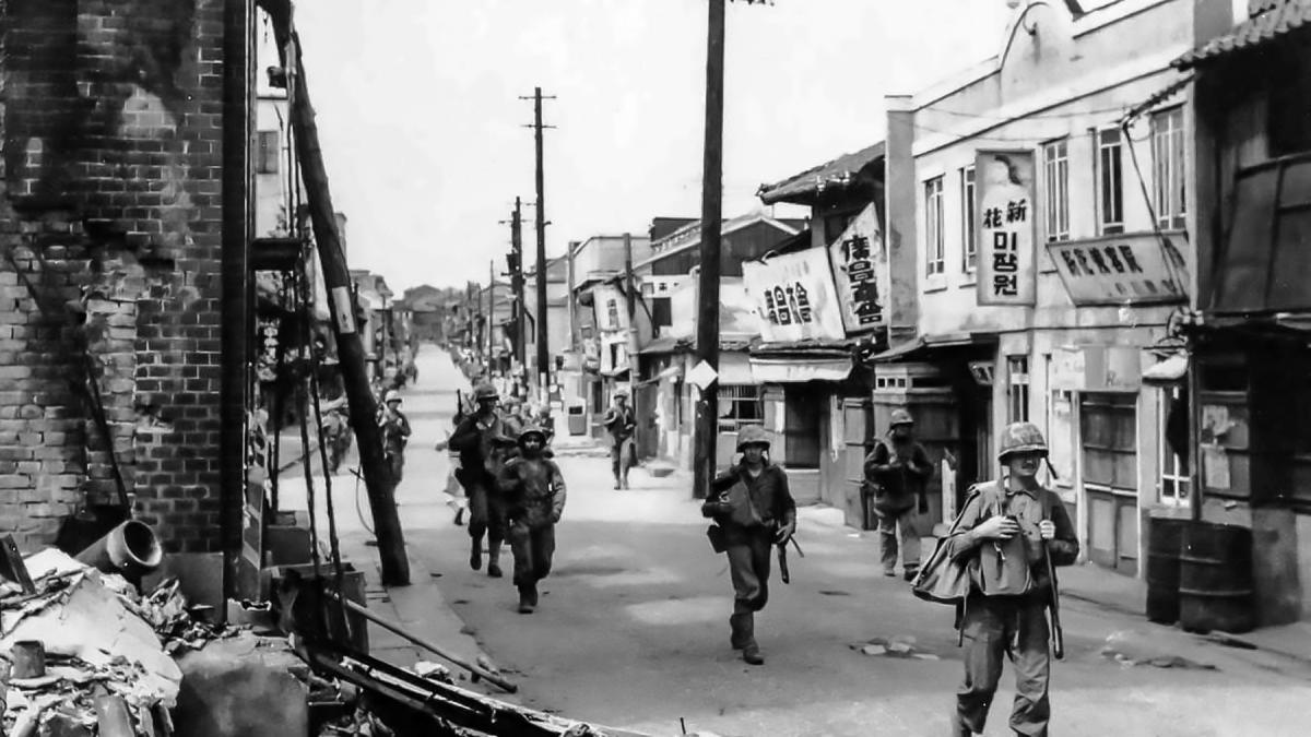 MEN OF THE FIRST MARINE DIVISION ADVANCE THROUGH INCHON