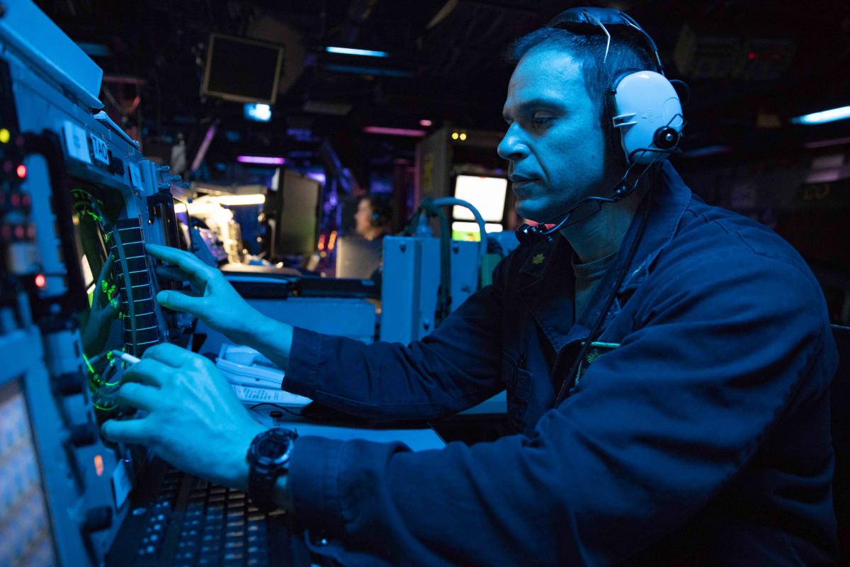 Lieutenant Commander Chad Geis tracks surface contacts on a radar console while standing watch as tactical action officer on board the amphibious assault ship USS Kearsarge (LHD-3).