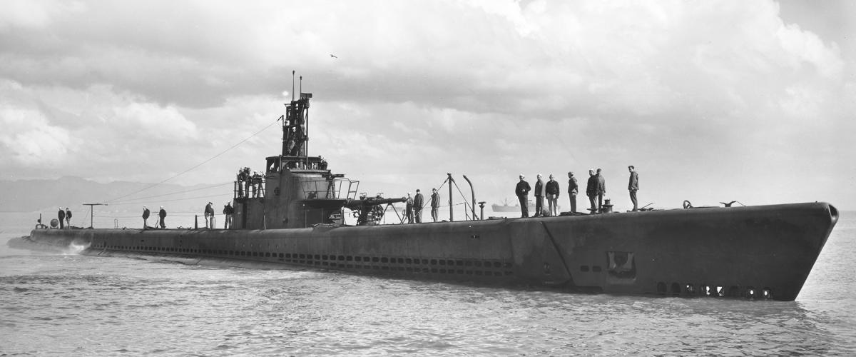 Bow view of the USS Shad (SS-235) underway in 1944.