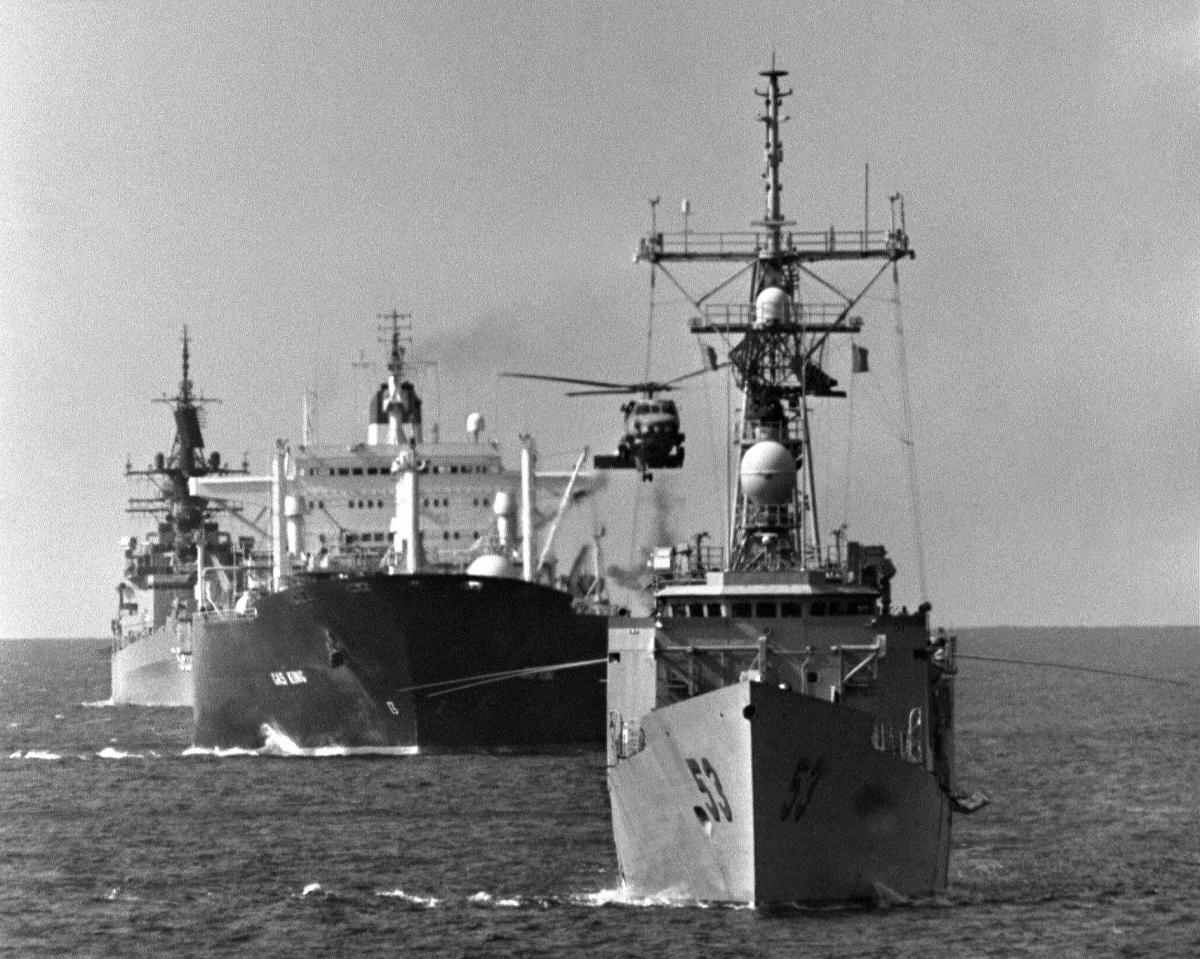 The guided missile frigate USS Hawes (FFG-53) leads the reflagged tanker Gas King, guided missile cruiser USS William H. Standly (CG-32) and an aircraft carrier through the Persian Gulf