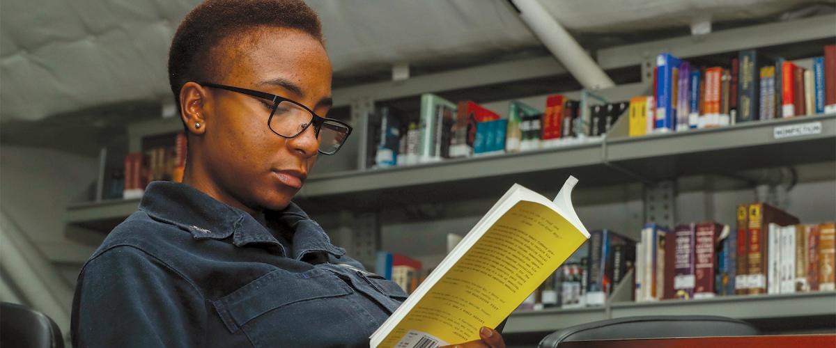 A sailor reading in the USS Abraham Lincoln (CVN-72) library