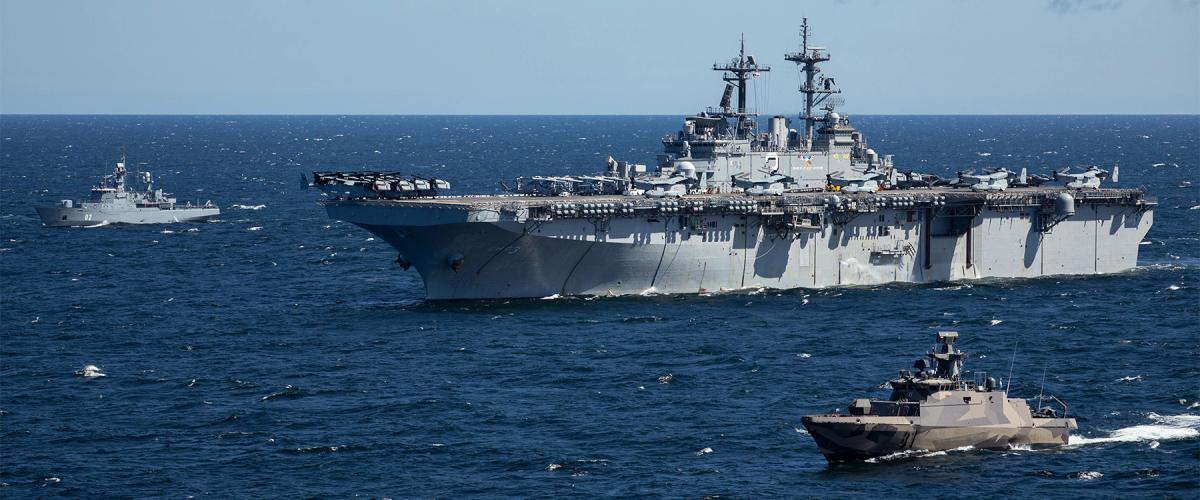 USS Kearsarge (LHD-3, center), Finnish Minelayer Hämeenmaa 