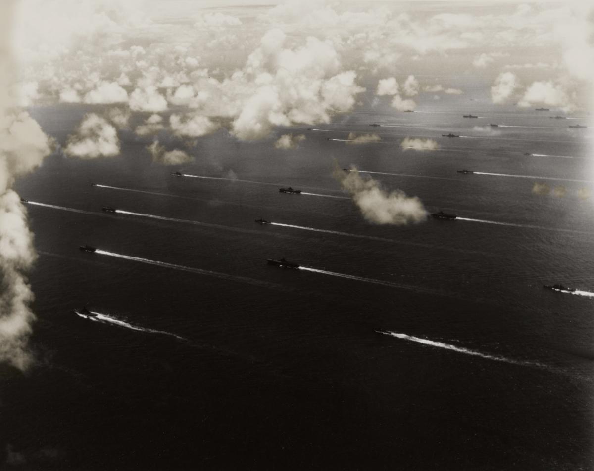 Aerial view of U.S. Navy ships of the Third Fleet steaming toward Tokyo Bay