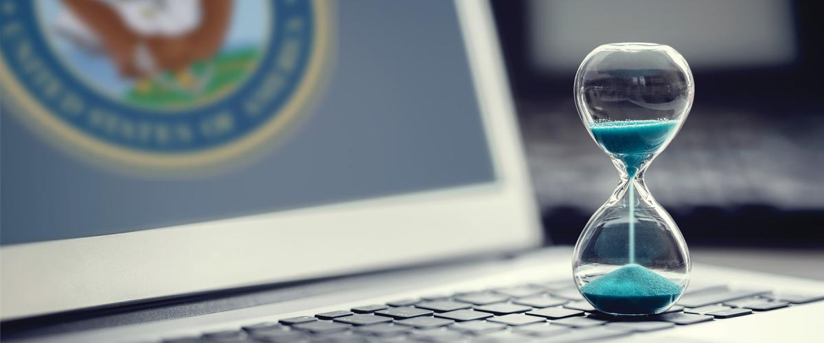 Hourglass on a laptopf