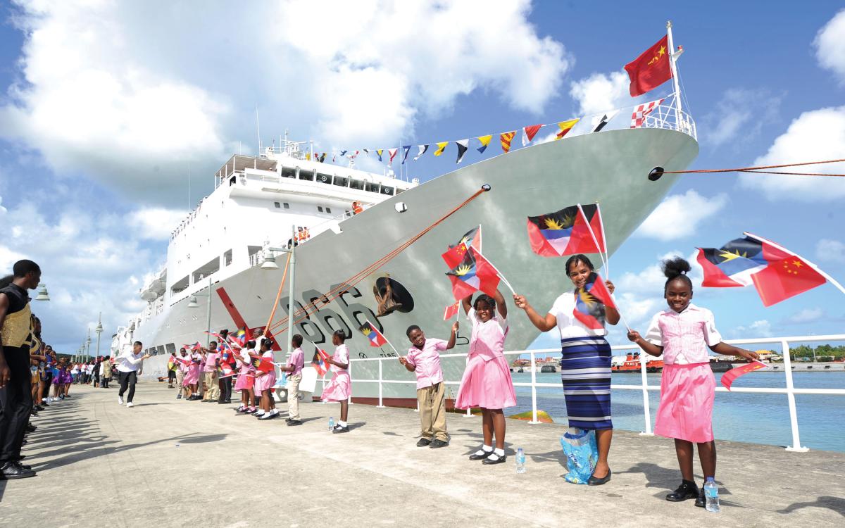  Students welcome the Chinese naval hospital ship Ark Peace at St. John's, capital of Antigua and Barbuda, on Oct. 22, 2018