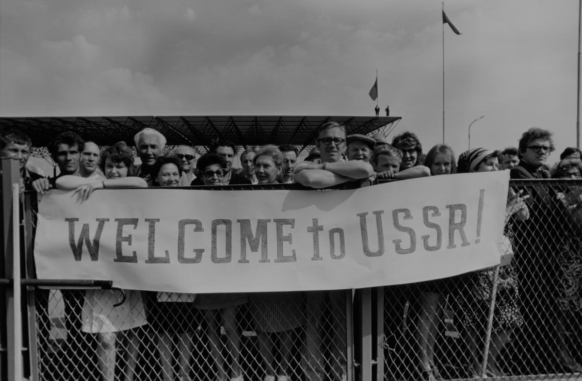 Leningrad residents welcome US Navy