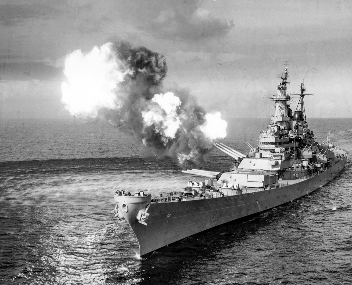 USS Missouri (BB-63) providing fire support off Hungnam, Korea