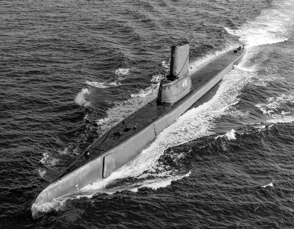 Aerial port bow view of the USS Threadfin (SS-410) underway in Guantanamo Bay, Cuba.
