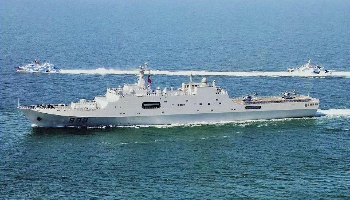 A Yuzhao-class (Type 071) amphibious assault ship with two Houbei (Type 022) fast attack craft behind.