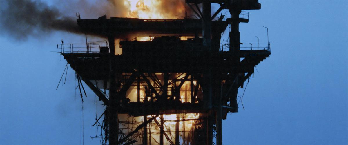 19 October 1987: The Iranian oil platform Rostam is ablaze after being shelled by four U.S. Navy destroyers in response to an Iranian missile attack on a reflagged Kuwaiti super tanker.