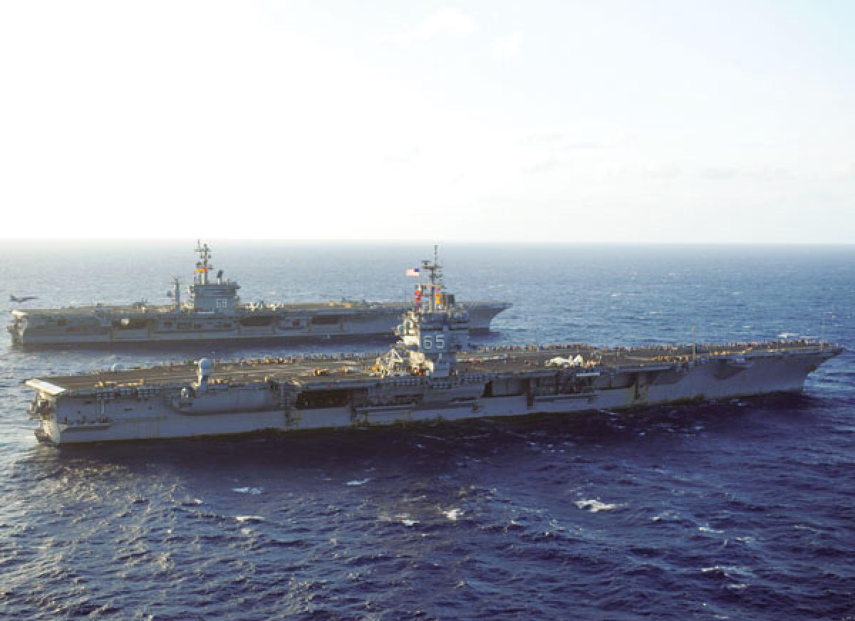Detroit Tigers trainer Kevin Rand, left, checks starting pitcher Justin  Verlander's shoulder against the Kansas City Royals in the fifth inning of  a baseball game in Detroit, Monday, Sept. 24, 2012. (AP, image size:1200x872